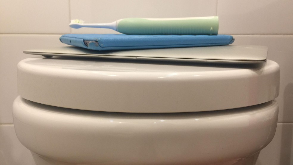 Um estudo de 2013 revelou que uma escova de dente não precisa estar tão perto do vaso sanitário para ser atingida por quantidades microscópicas de urina quando o homem faz xixi em pé — Foto: BBC News fonte