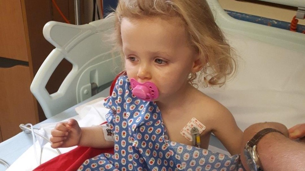 Gracie Nye no hospital quando recebeu o primeiro diagnóstico de diabetes tipo 1 — Foto: BBC News fonte