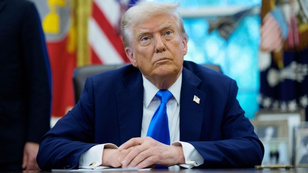 Em seu segundo mandato, Trump endureceu sua política relação aos migrantes — Foto: BBC News fonte