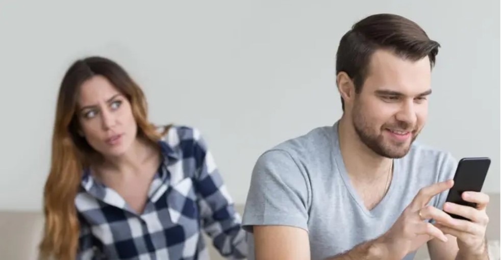 'Phubbing' é o ato de involuntariamente ignorar alguém em favor do celular — Foto: Getty Images/BBC