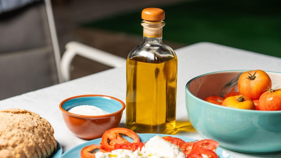 Segundo McClements, nanopartículas produzidas com azeite de oliva aumentam a biodisponibilidade dos compostos, ao contrário das produzidas com óleo de coco. Isso ajuda a explicar por que dietas ricas em azeite, frutas e verduras frescas, como a mediterrânea, estão associadas a benefícios à saúde — Foto: BBC News fonte