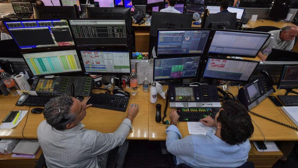 A garantia do FGC é usada como marketing pelas plataformas de investimento para estimular aportes em títulos muitas vezes arriscados, mas de alto retorno — como os CDBs do Banco Master — Foto: BBC News fonte