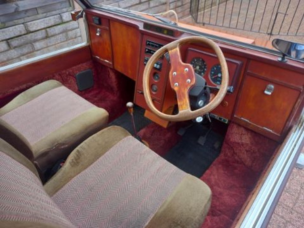 Carro possui detalhes em madeira, como volante e marcha — Foto: Auctioneum/SWNS