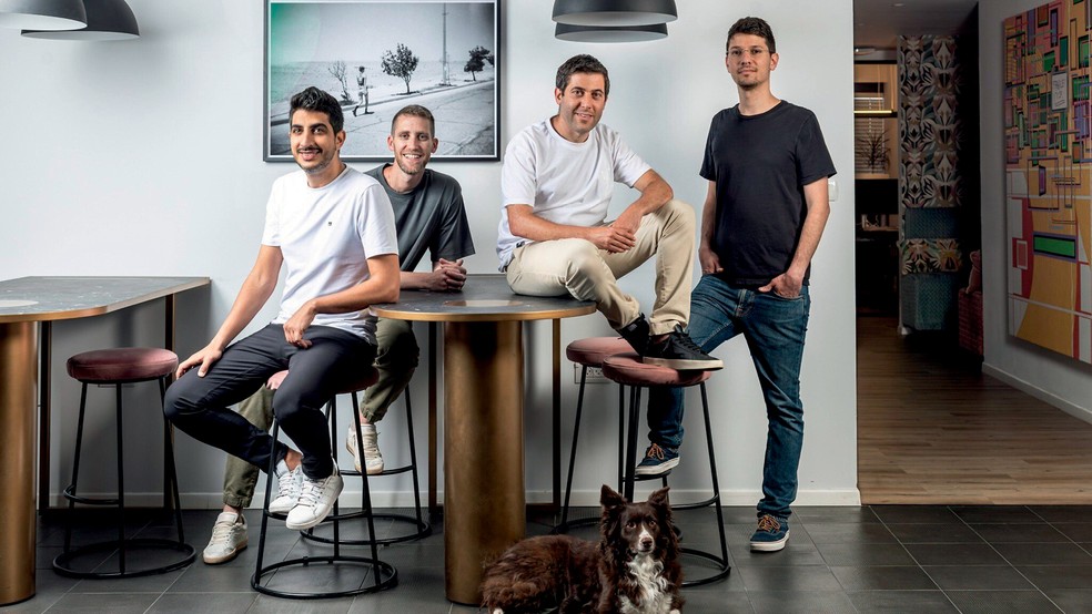  Costica, Rappaport, Luttwak, Reznik e, no chão, Mika – a Wiz se posiciona como empresa inclusiva em Israel — Foto: Divulgação