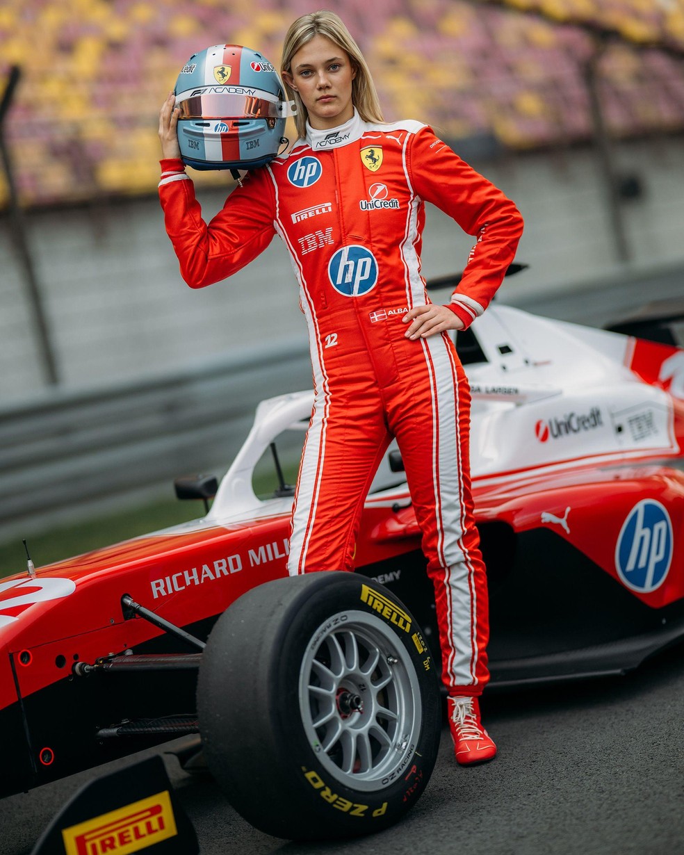 Alba Larsen seguiu os passos da vice-campeã da F1 Academy de 2025, Maya Weug, da Ferrari — Foto: BBC News fonte