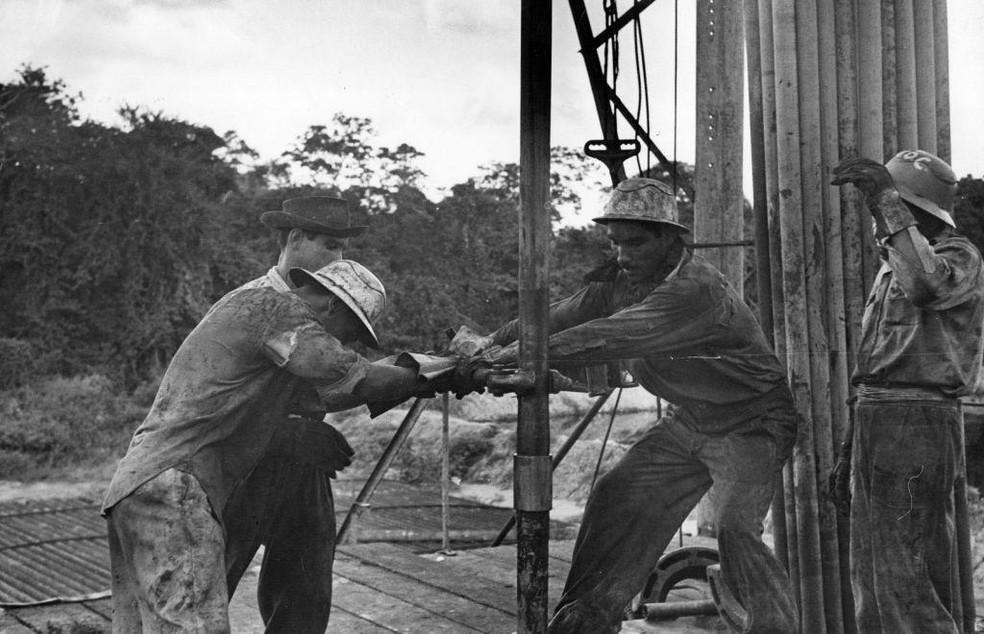 Trabalhadores em unidade de extração de petróleo na Venezuela em 1950 — Foto: BBC News fonte