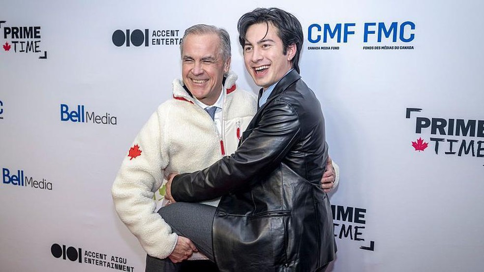 Uma jaqueta de lã, como a usada aqui pelo primeiro-ministro Mark Carney, criada para uma cena da série, estará disponível para compra em breve, após uma campanha iniciada por fãs — Foto: BBC News fonte