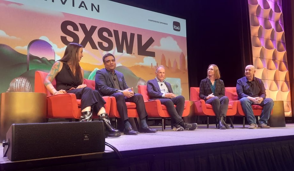 Da esqueda para a direita, Jenny Stojkovic, da Joyful VC; Anirudh Devgan, da Cadence; Tim Berners-Lee, criador da WWW; Tye Brady, da Amazon; e Andrea Thomaz, da Diligent Robotics — Foto: Marisa Adán Gil