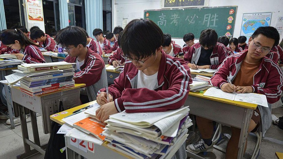 A China ficou entre os países com melhor desempenho em educação em uma pesquisa internacional realizada no início dos anos 2000 — Foto: BBC News fonte