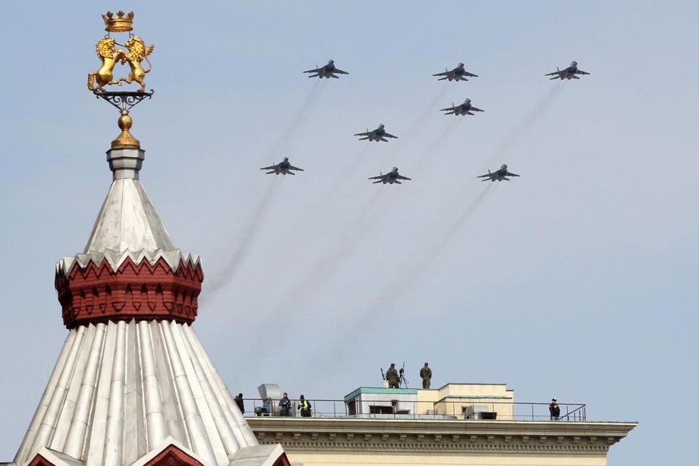 Jatos de combate russos voam sobre Moscou, durante uma parada militar — Foto: BBC News fonte