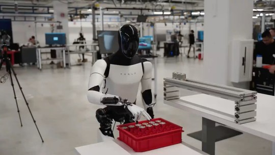 Novo vídeo mostra o robô humanoide Optimus trabalhando em fábrica da Tesla