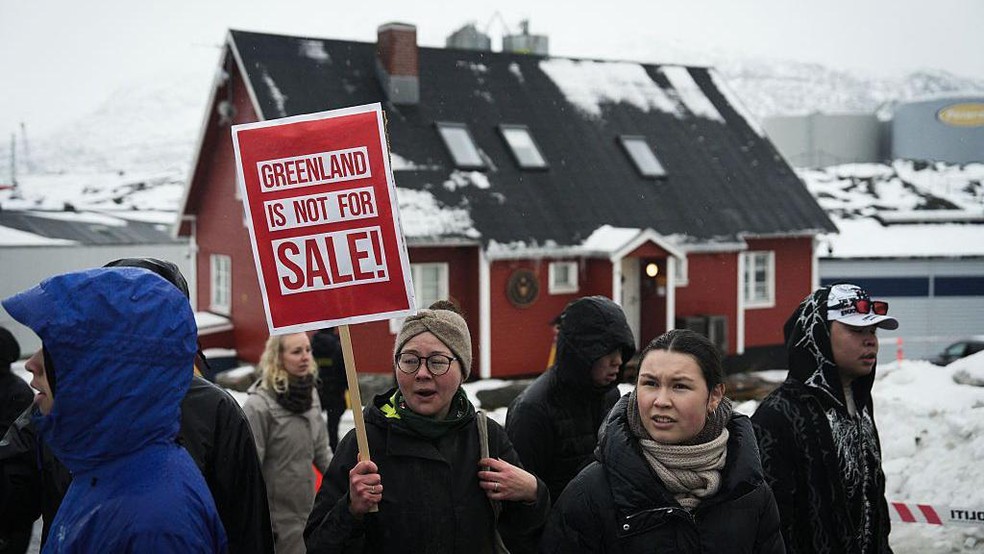 Questionado se estava preparado para fazer uso da força para conquistar a Groenlândia, Trump respondeu 'sem comentários', o que assustou muitos groenlandeses — Foto: BBC News fonte