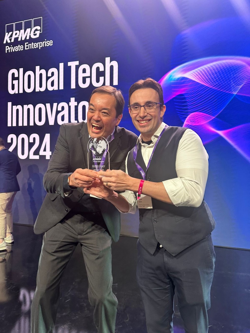 Neonatologista Gabriel Variane (à direita), CEO e fundador da Protecting Brains & Saving Futures, vencedor do prêmio da KPMG — Foto: Divulgação