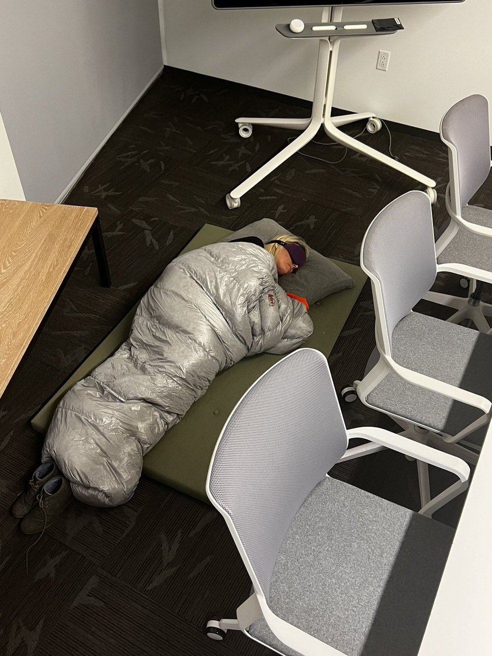  Esther Crawford, funcionária 'braço direito de Elon Musk', viralizou ao postar uma foto dormindo no chão de um escritório do Twitter — Foto: Reprodução/Twitter