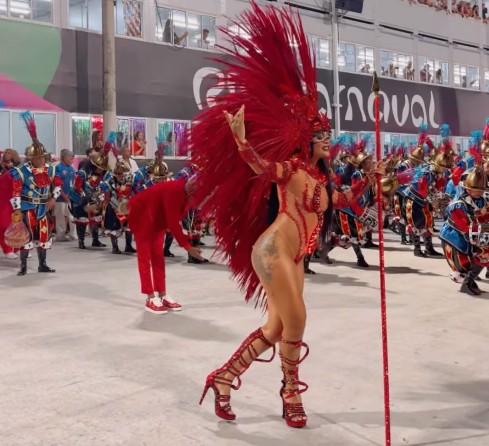 Fantasia de rainha de bateria da UPM tem lâmpadas de LED controladas à distância