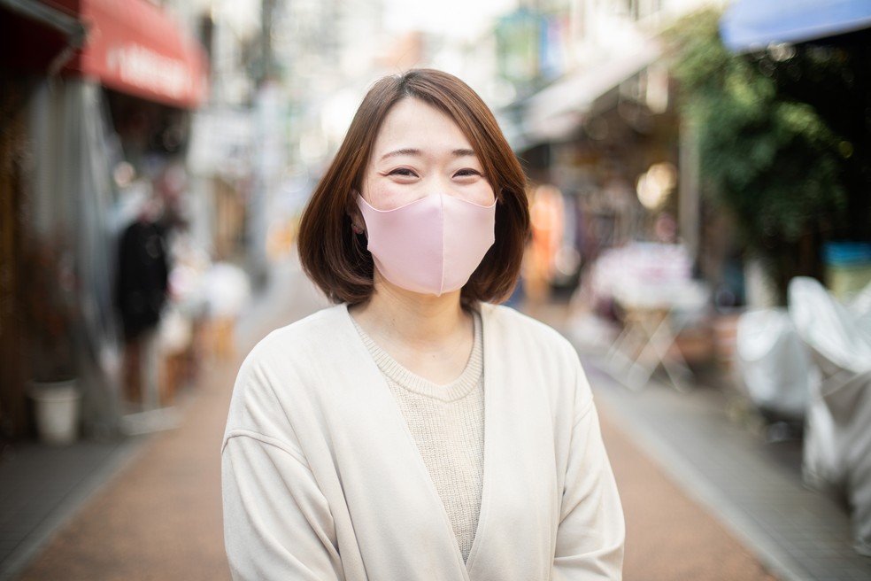 Mesmo após a pandemia, uso de máscara se tornou hábito no Japão; escola ensina como pessoas podem voltar a sorrir  — Foto: Getty Images