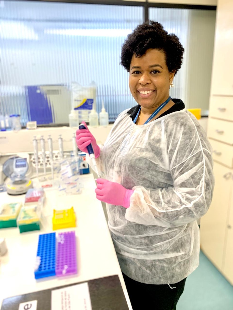 Jaqueline ganhou destaque ao integrar equipe que sequenciou vírus da Covid-19 — Foto: Divulgação