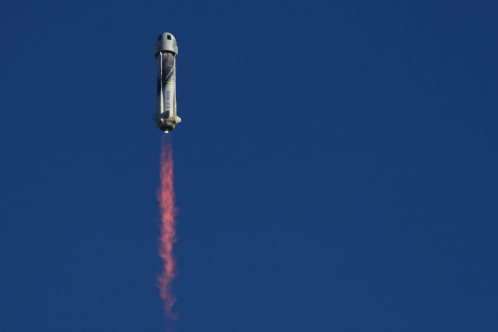 Foguete New Shepard, da Blue Origin, em lançamento para o espaço — Foto: Getty Images 