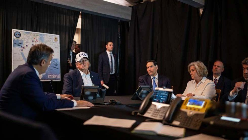 Trump e sua equipe monitoraram os acontecimentos de uma sala de guerra improvisada em Mar-a-Lago, na Flórida — Foto: BBC News fonte