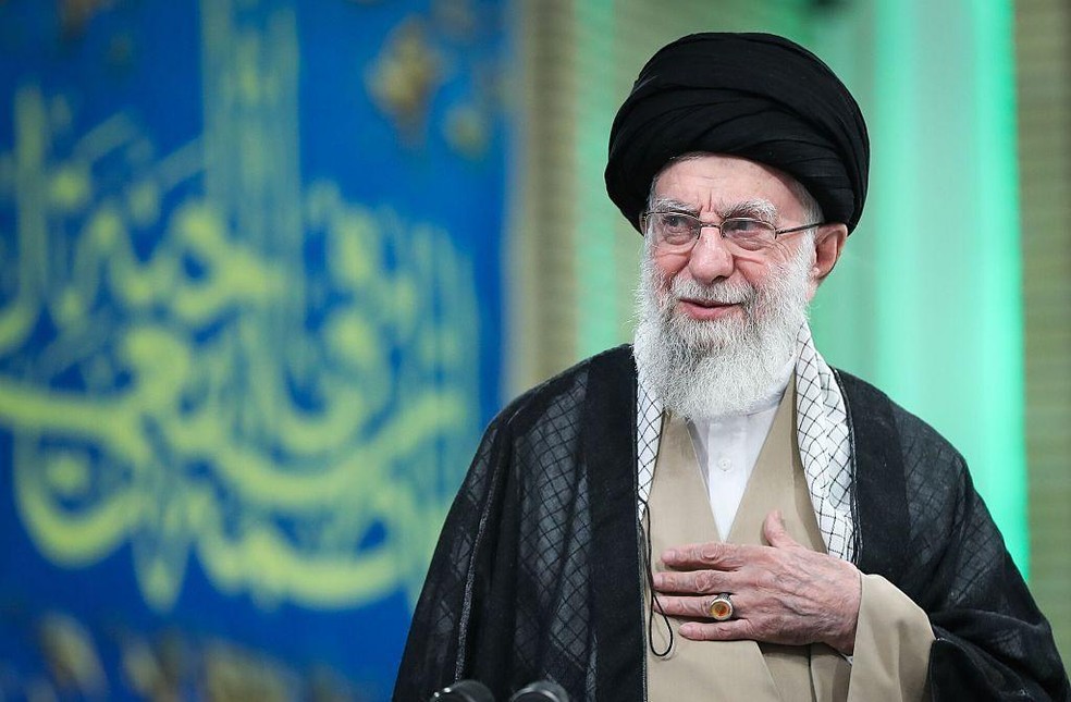 O líder supremo de Irã, aiatolá Ali Khamenei, foi morto no sábado durante ataques coordenados dos EUA e Israel — Foto: BBC News fonte