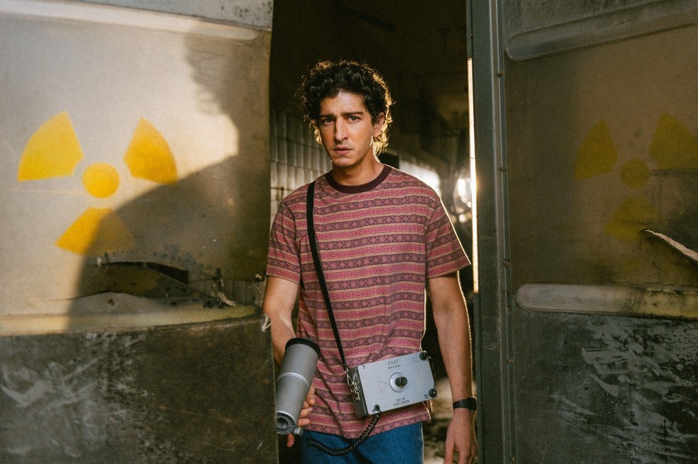 O ator Johnny Massaro no papel do físico Márcio em cena de Emergência Radioativa — Foto: BBC News fonte