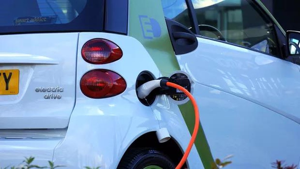Stellantis e BMW negociam novas fábricas de baterias de veículos elétricos com Panasonic — Foto: Pexels