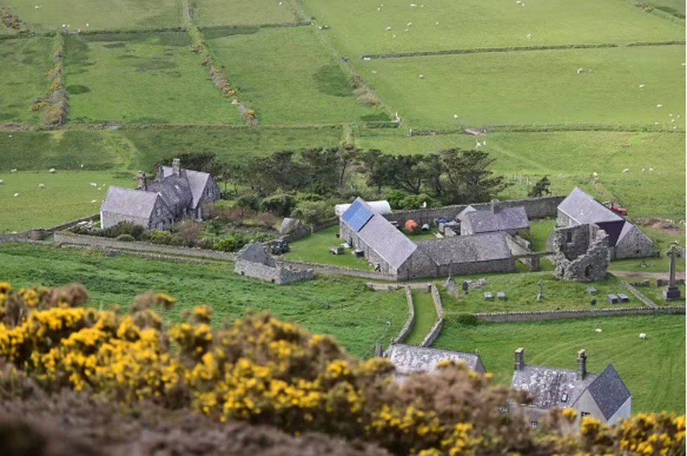 Ilha de Ynys Enlli possui apenas 15 propriedades — Foto: Divulgação | Ynys Enlli