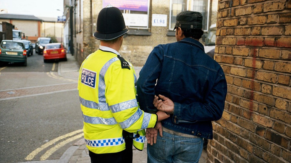 Brasileiros relatam viver sob constante medo de deportação — Foto: BBC News fonte