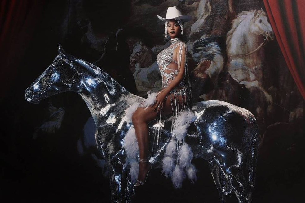Beyoncé levou cavalo prateado gigante ao palco — Foto: Divulgação
