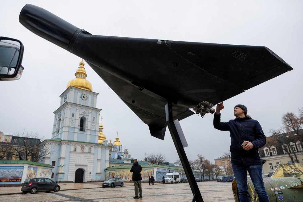 Drone Shahed-136, criado pelo Irã e aperfeiçoado pela Rússia, é exibido em frente à catedral de São Miguel em Kiev, na Ucrânia — Foto: BBC News fonte
