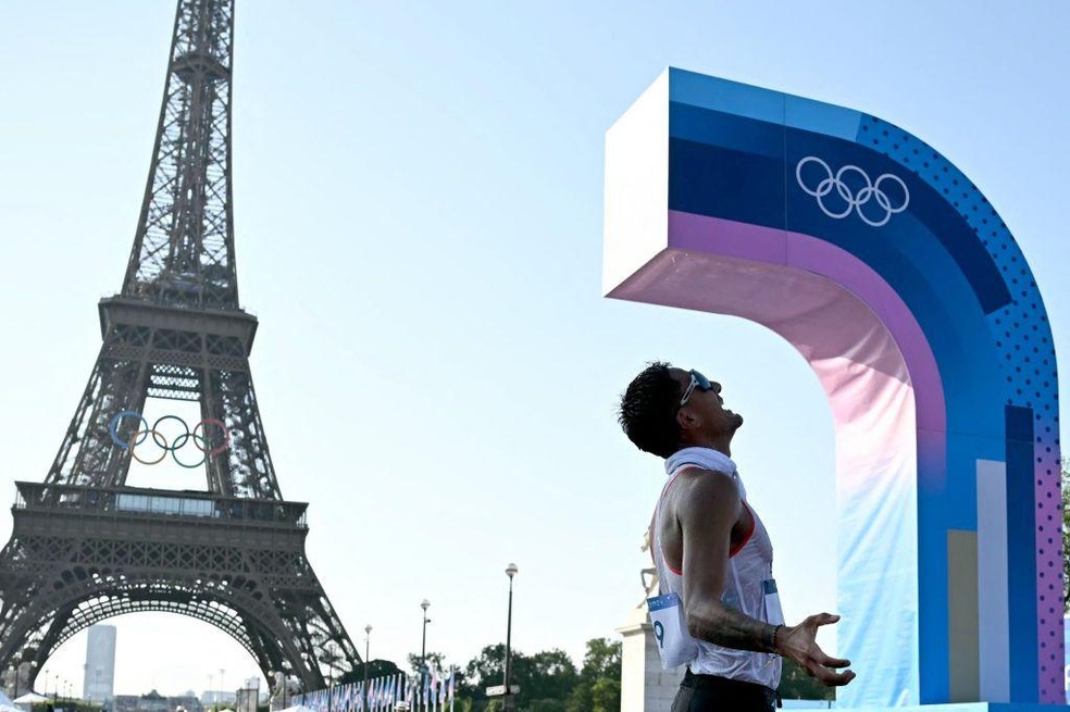 Fonte BBC News — Foto: Daniel Pintado, do Equador, comemora medalha de ouro na marcha de 20 km