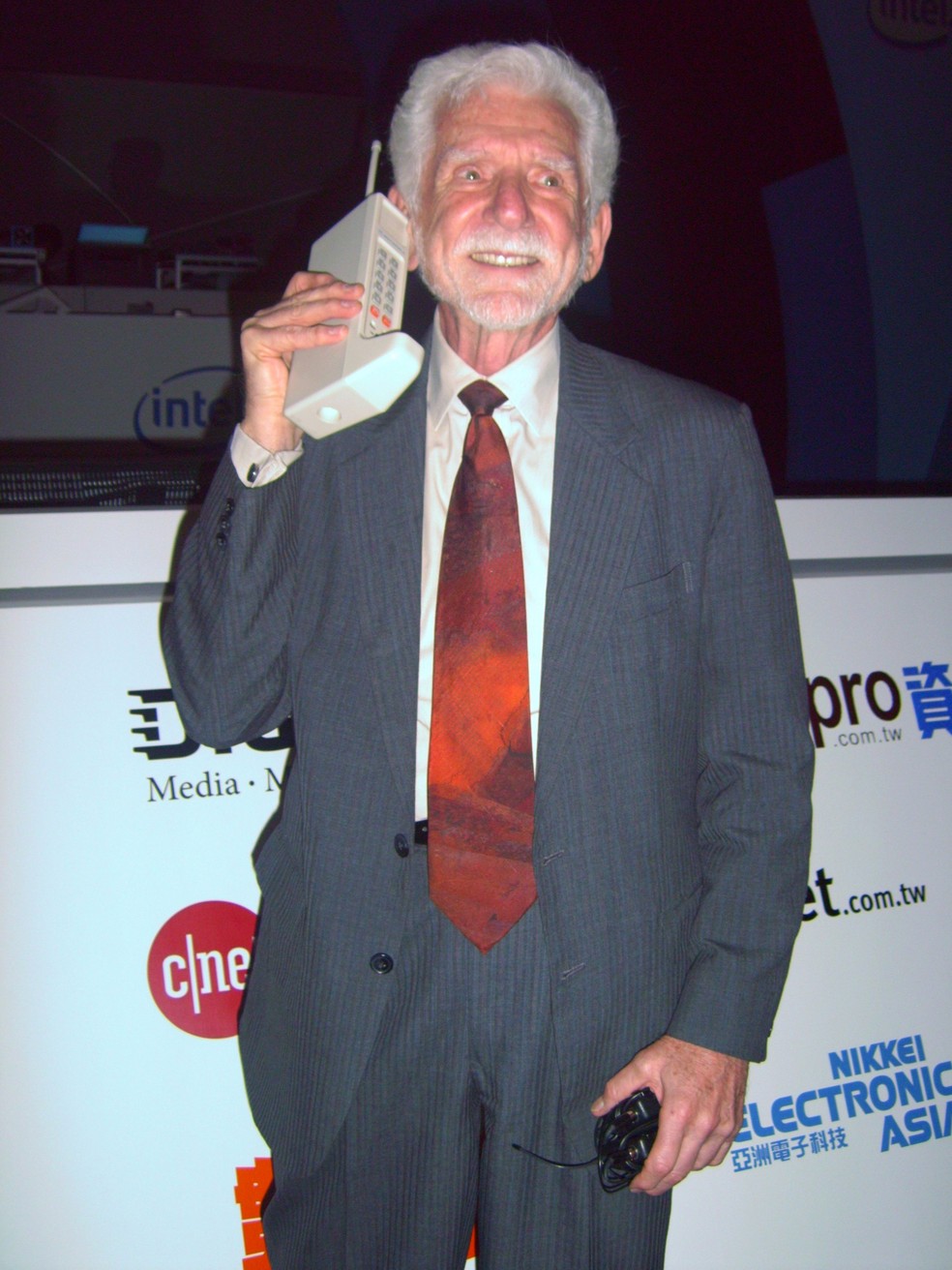 Marty Cooper, criador do primeiro celular, acredita que um dia teremos aparelhos acoplados na pele. — Foto: Rico Shen, CC BY-SA 3.0 <http://creativecommons.org/licenses/by-sa/3.0/>, via Wikimedia Commons