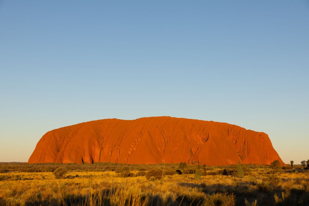 Vista da Pedra de Uluru, considerada sagrada pelos aborígenes, no Parque Nacional Uluru- Kata Tjuṯa, na Austrália — Foto: Steve Christo/Corbis via Getty Images