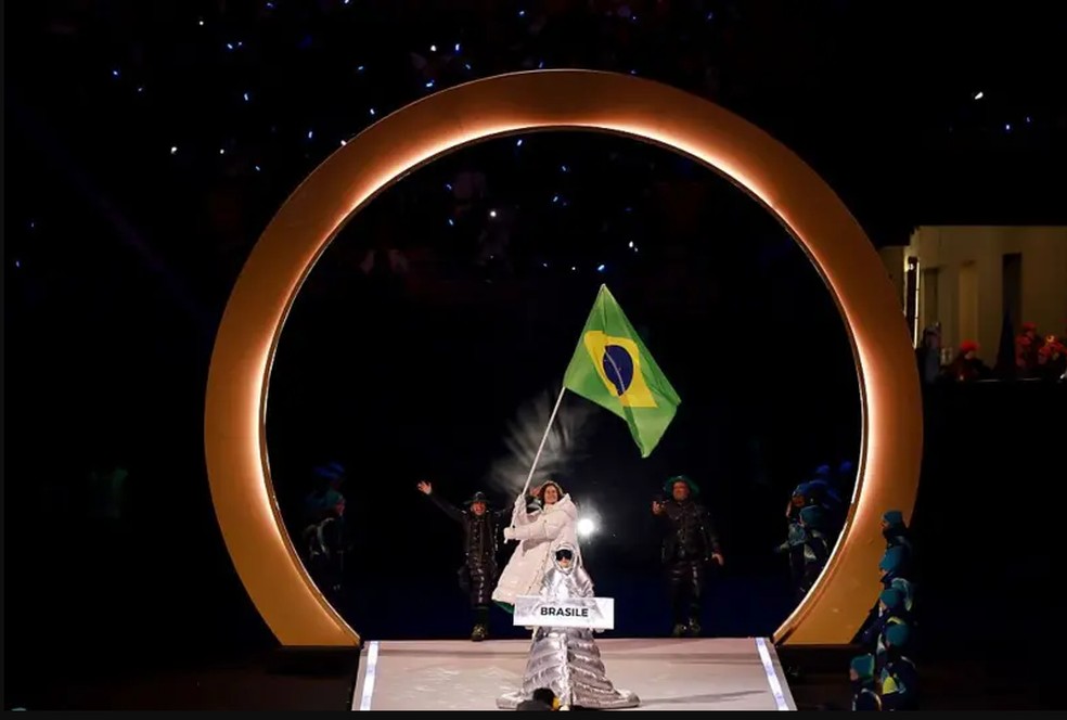 Braathen foi porta-bandeira do Brasil na cerimônia de abertura da Olimpíada — Foto: Getty Images via BBC News