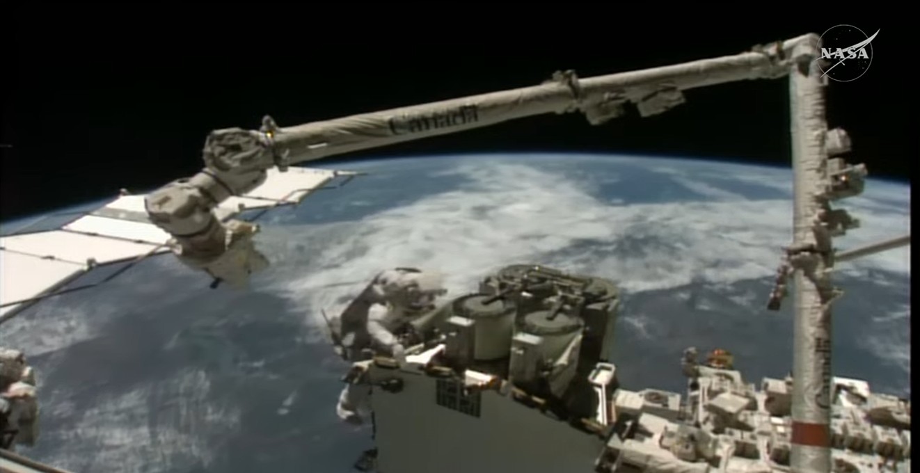 Astronautas fazem caminhada espacial para instalar painéis solares retráteis na Estação Espacial Internacional