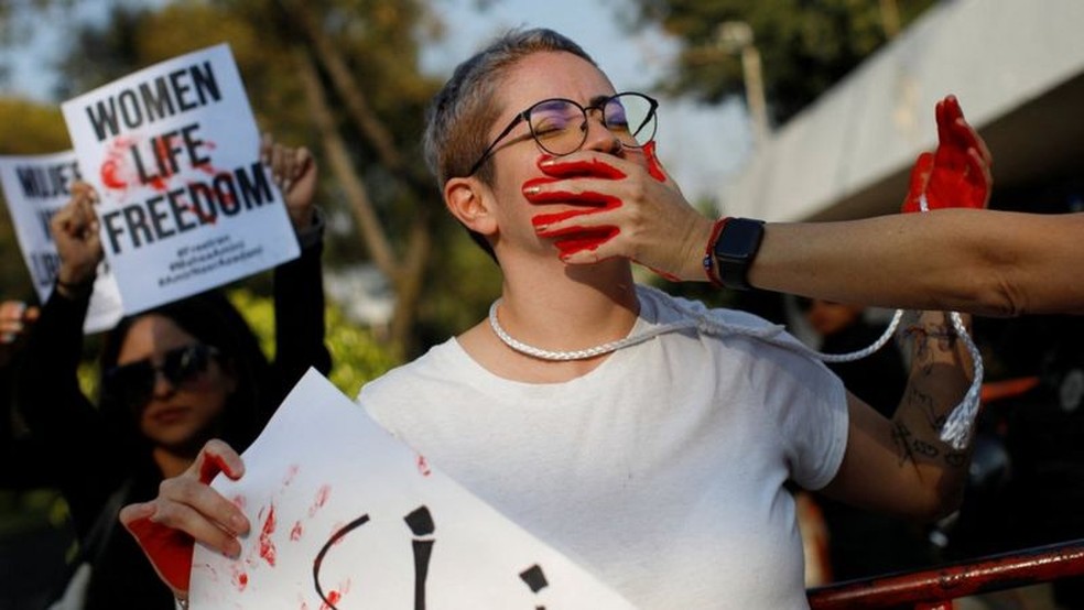 "Mulheres, Vida, Liberdade" virou lema dos protestos — Foto: Reuters