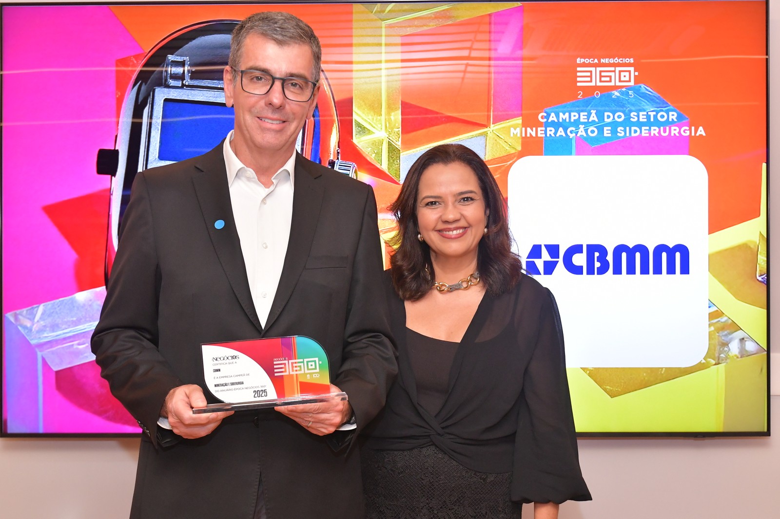 A CBMM, liderada pelo CEO Ricardo Lima, foi vencedora na categoria Mineração e Siderurgia. O prêmio foi entregue por Carla Arruda, diretora-executiva da área de grandes empresas privadas da Fundação Dom Cabral — Foto: Flavio Santana