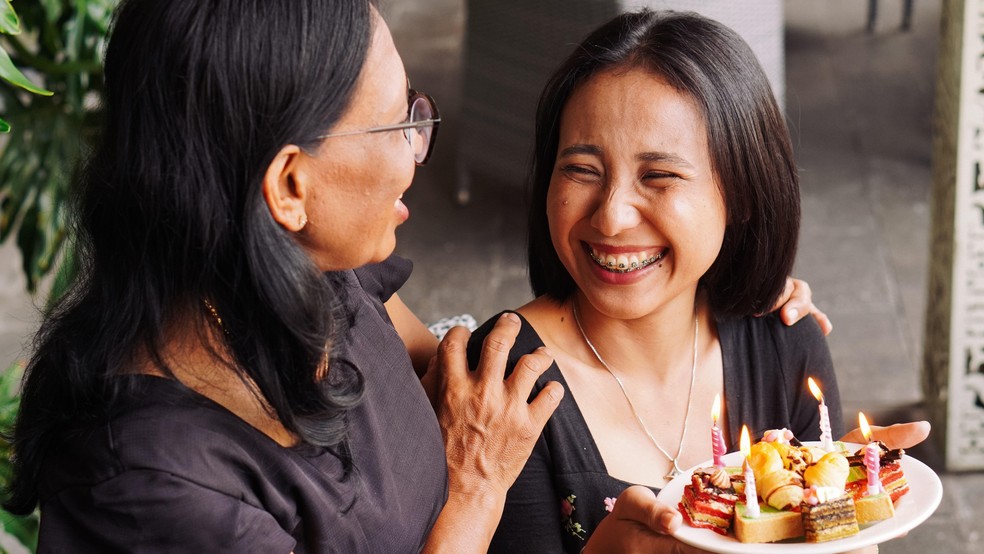 Os pesquisadores afirmam que a vida adulta é o período mais longo do desenvolvimento do cérebro, quando ocorrem menos mudanças — Foto: BBC News fonte