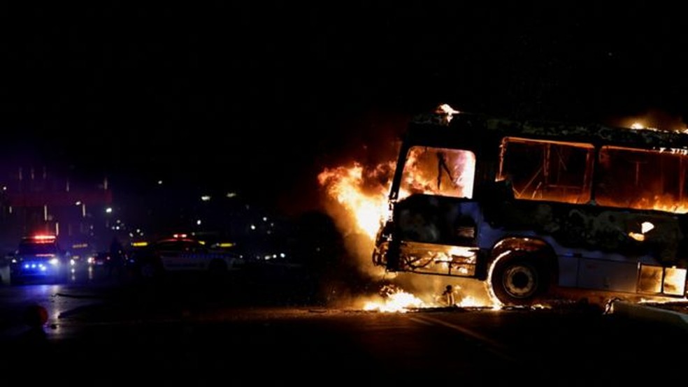 Ônibus incendiado em Brasília no dia da diplomação de Lula como presidente eleito — Foto: Reuters via BBC News Brasil
