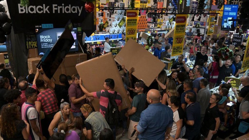 Comércio espera um grande aumento de vendas durante a Black Friday — Foto: BBC News fonte