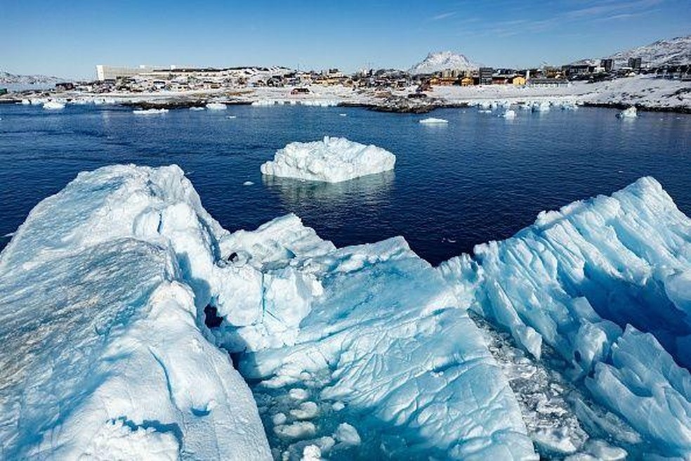 A Groenlândia perde, em média, 234 bilhões de toneladas de gelo por ano — Foto: BBC News fonte