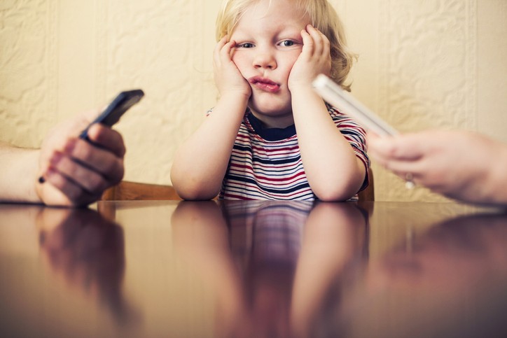 Vício dos pais em celulares pode ter efeitos negativos duradouros nos filhos, aponta novo estudo