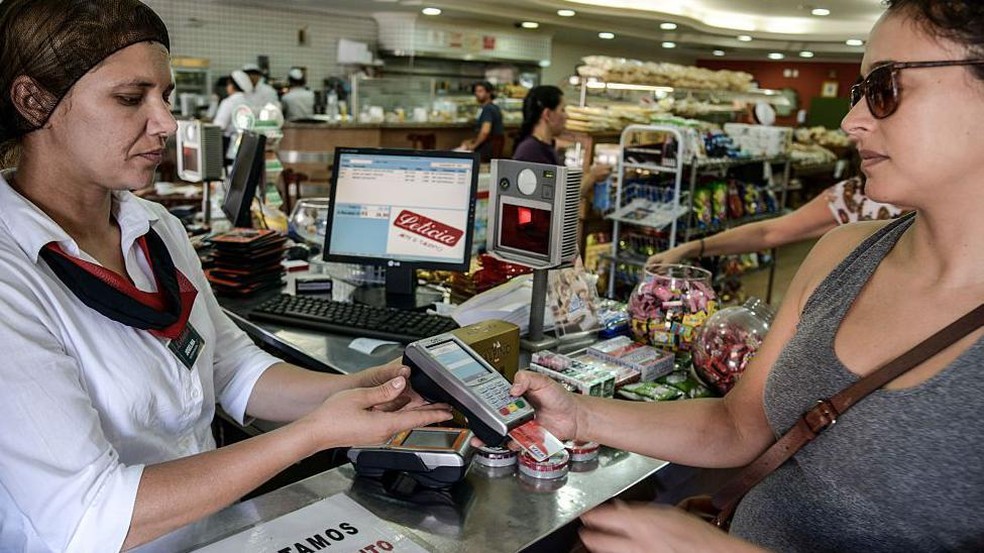 Presidente da Abrasel diz que parte do aumento de custo da mudança trabalhista será repassado ao consumidor final — Foto: BBC News fonte