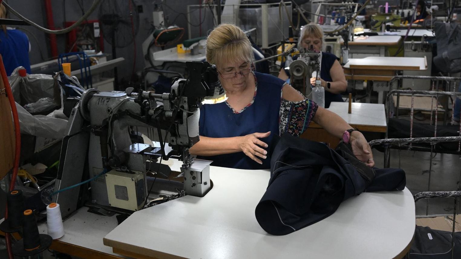 Jornada diária de até 12h e salário em moeda estrangeira: a polêmica reforma trabalhista de Milei que gerou greves e protestos na Argentina