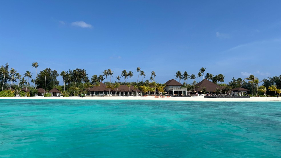 O resort familiar Sun Siyam Olhuveli atende as famílias que buscam aventuras nos recifes sem os altos preços dos pacotes de luxo — Foto: BBC News fonte