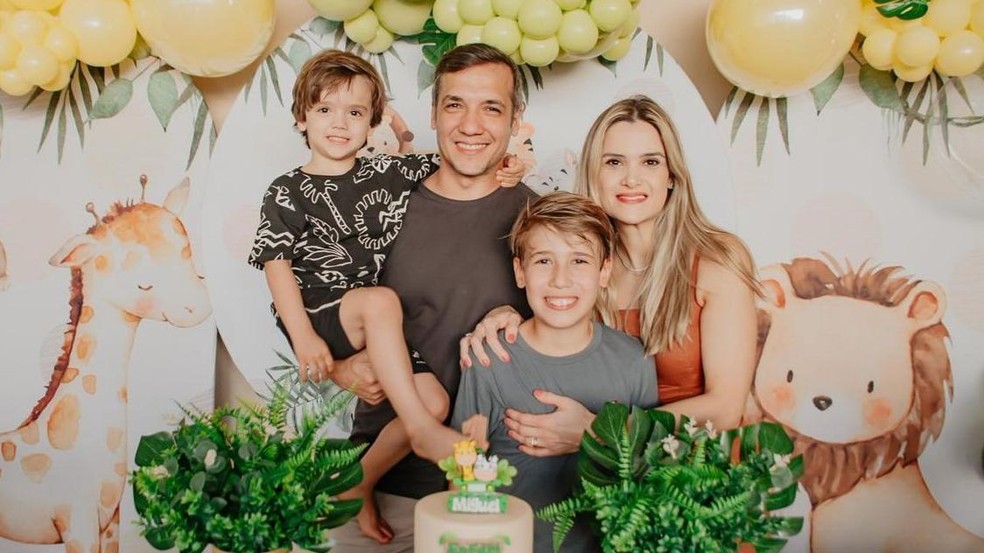 Rodrigo Perenha diz que morar nos Estados Unidos seria uma oportunidade para seus filhos, de 10 e 4 anos — Foto: BBC News fonte