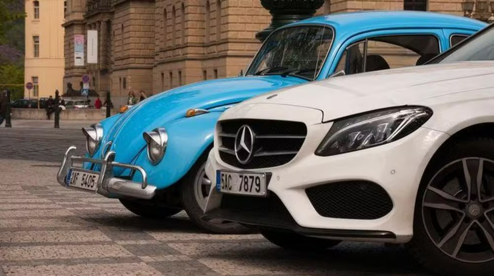 Carros grandes estão substituindo os populares — Foto: BBC News Fonte