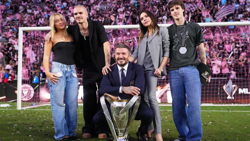 David e Victoria Beckham, com Cruz e Romeo no Chase Stadium, na Flórida (EUA), em dezembro de 2025 — Foto: BBC News fonte