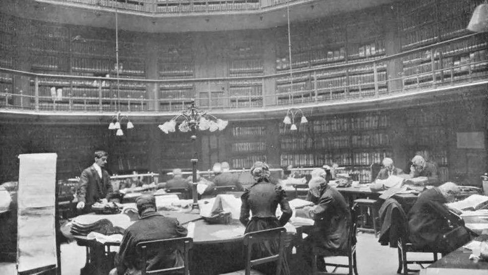 O Escritório de Registros Públicos abrigava milhares de depoimentos criminais da era medieval, que agora são guardados nos Arquivos Nacionais em Kew, a sudoeste de Londres — Foto: BBC News fonte