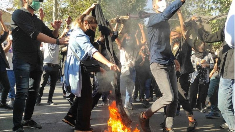 Protestos começaram na região curda do Irã e se espalharam por todo o país — Foto: Getty Images